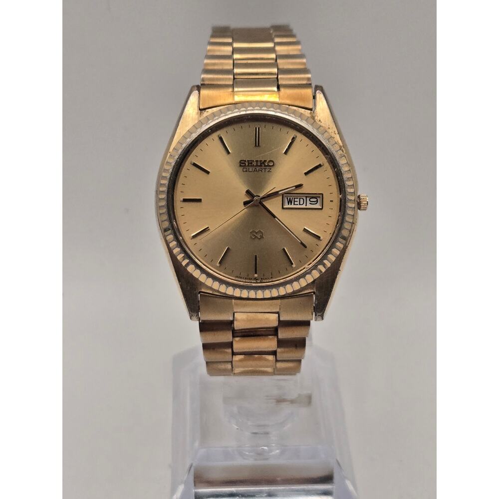 Seiko 5Y23-8A69 Mens Gold Tone Quartz Day/Date - Picture 2 of 9
